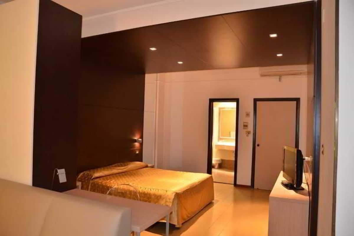 Triple Room | In-room safe, cribs/infant beds, rollaway beds, wheelchair access