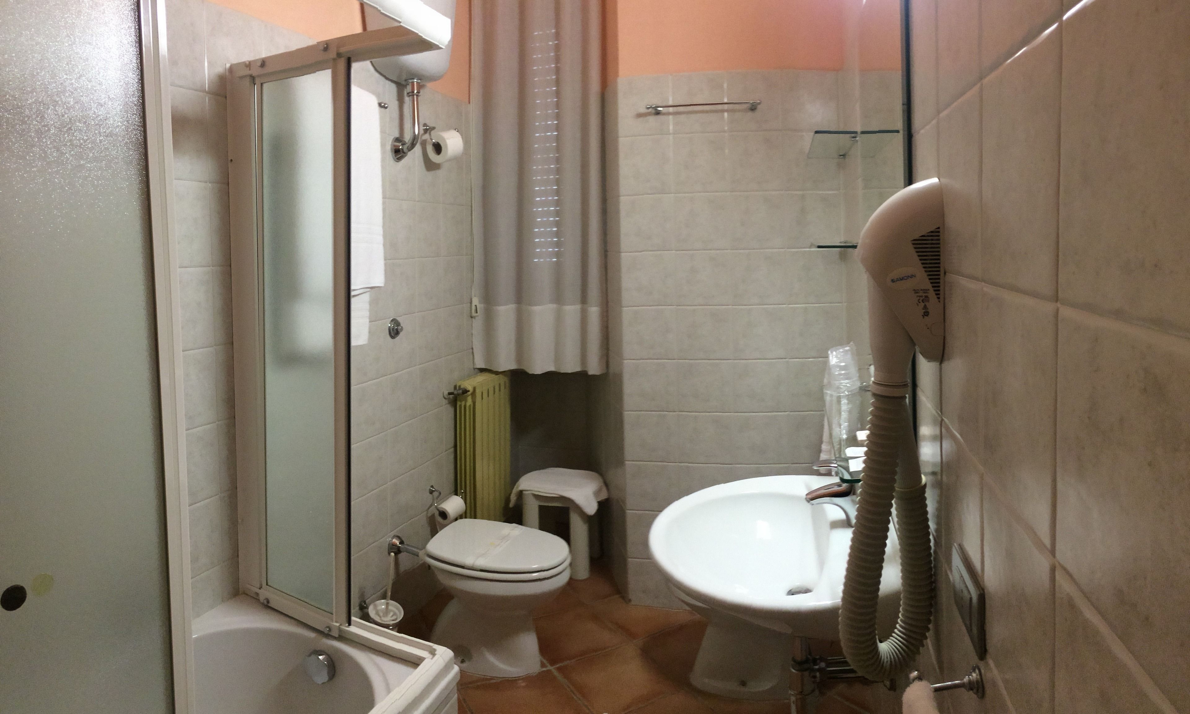 standard apartment | bathroom | combined shower/bathtub, free toiletries, hair dryer, bidet