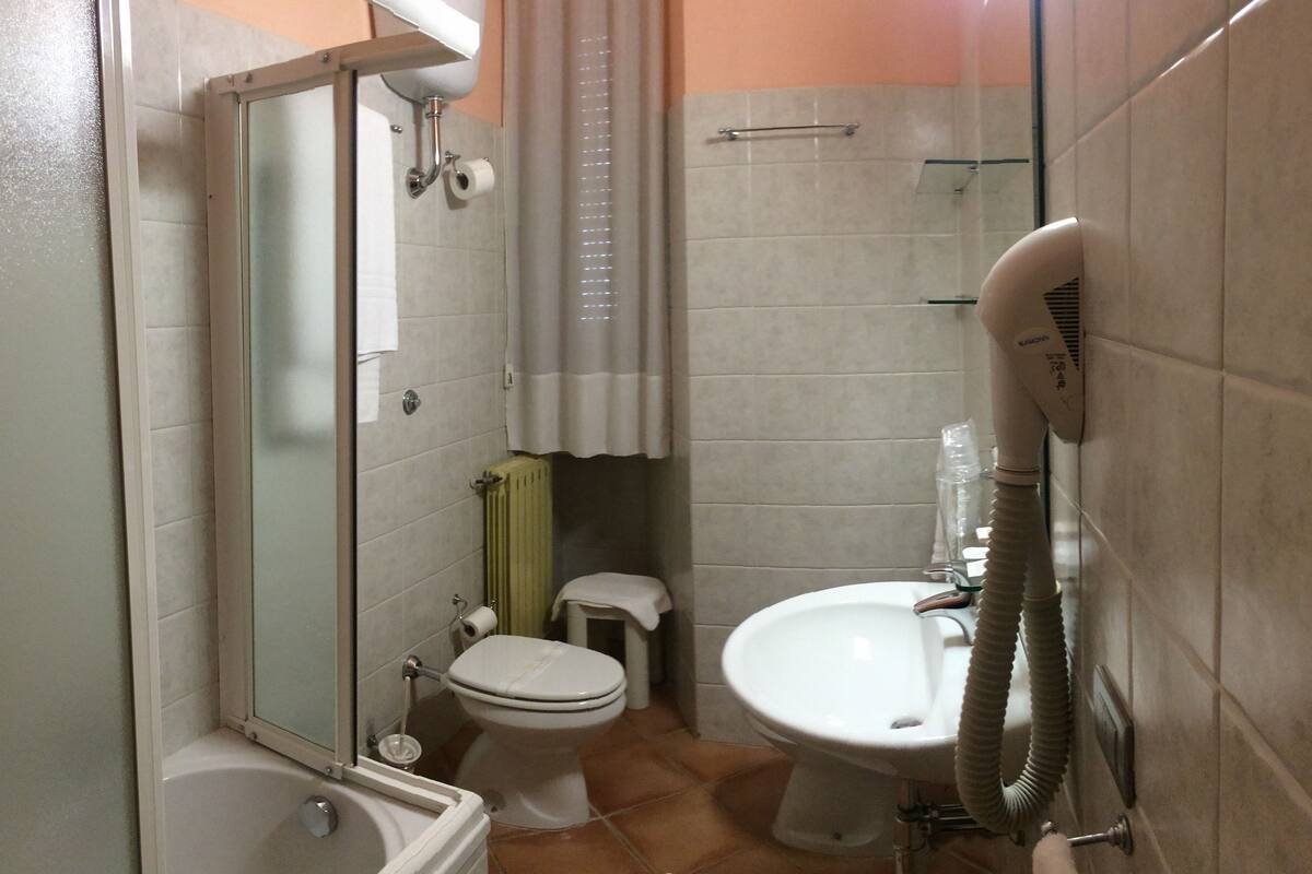 standard apartment | bathroom | combined shower/bathtub, free toiletries, hair dryer, bidet