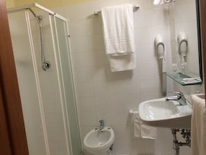 Combined shower/tub, free toiletries, hair dryer, bidet
