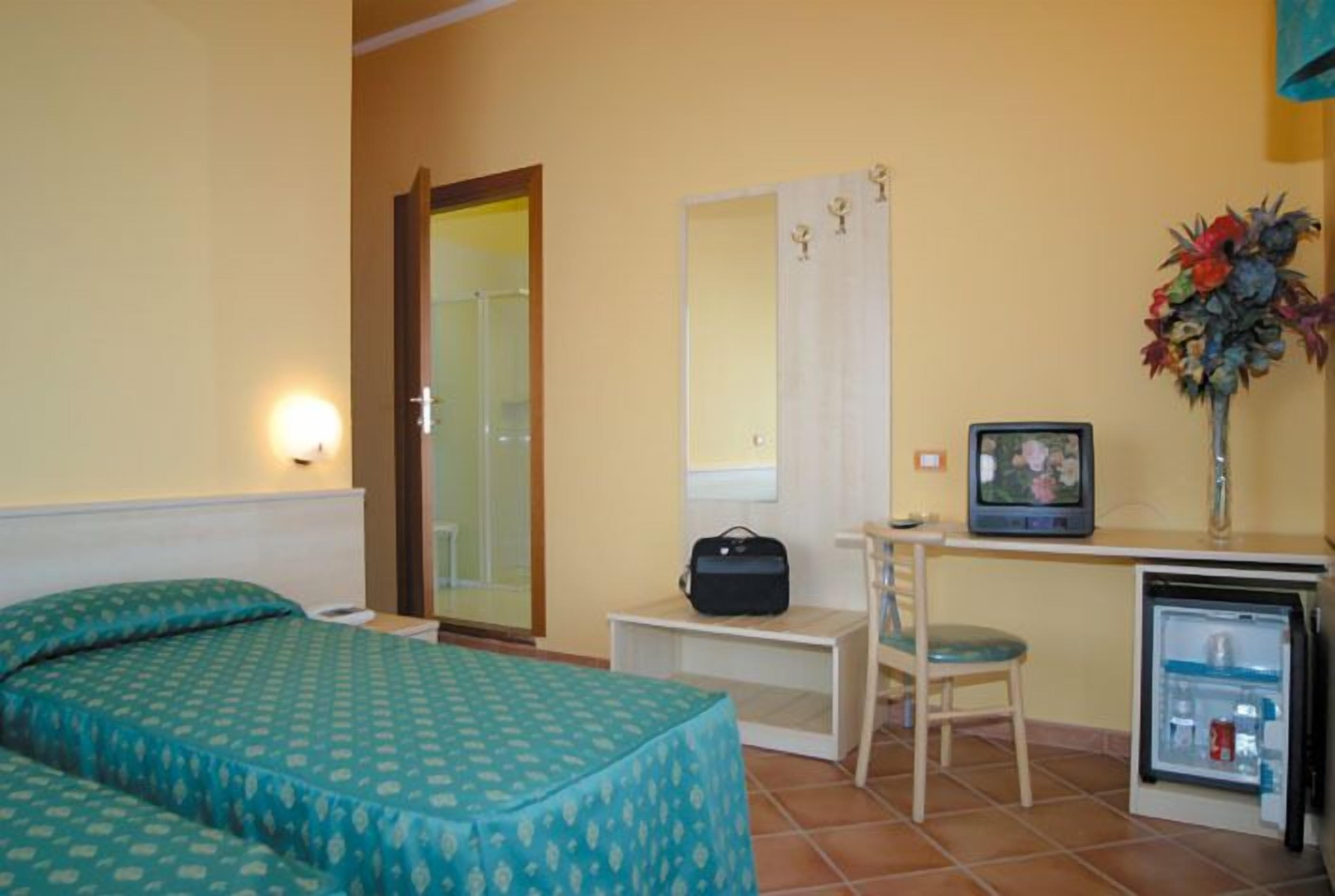 single room | minibar, desk, free cots/infant beds, free wifi