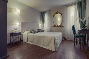In-room safe, desk, laptop workspace, soundproofing - Locanda Fiorita (Venice)