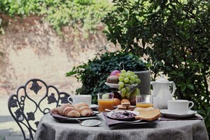Outdoor dining - Locanda Fiorita (Venice)