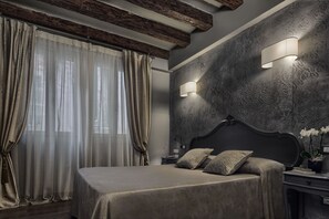 In-room safe, desk, laptop workspace, soundproofing - Locanda Fiorita (Venice)