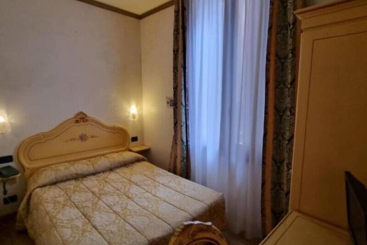 Minibar, in-room safe, desk, WiFi (free)