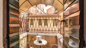 Junior-sviitti, parveke, näköala kanavalle | Parveke