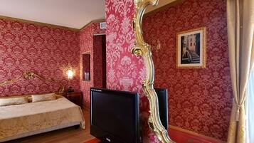 Junior-sviitti, parveke, näköala kanavalle | Minibaari, tallelokero huoneessa, työpöytä, ilmainen Wi-Fi