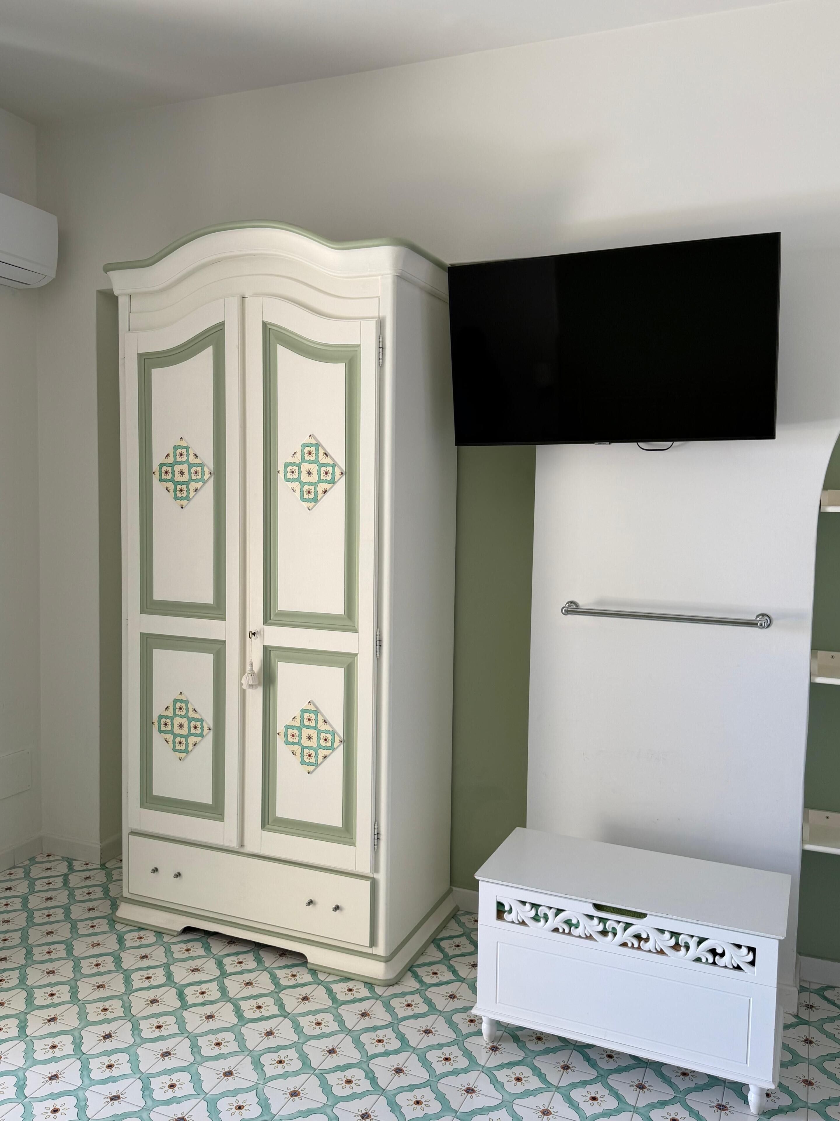 Caja de seguridad en la habitación, muebles diferentes y escritorio 