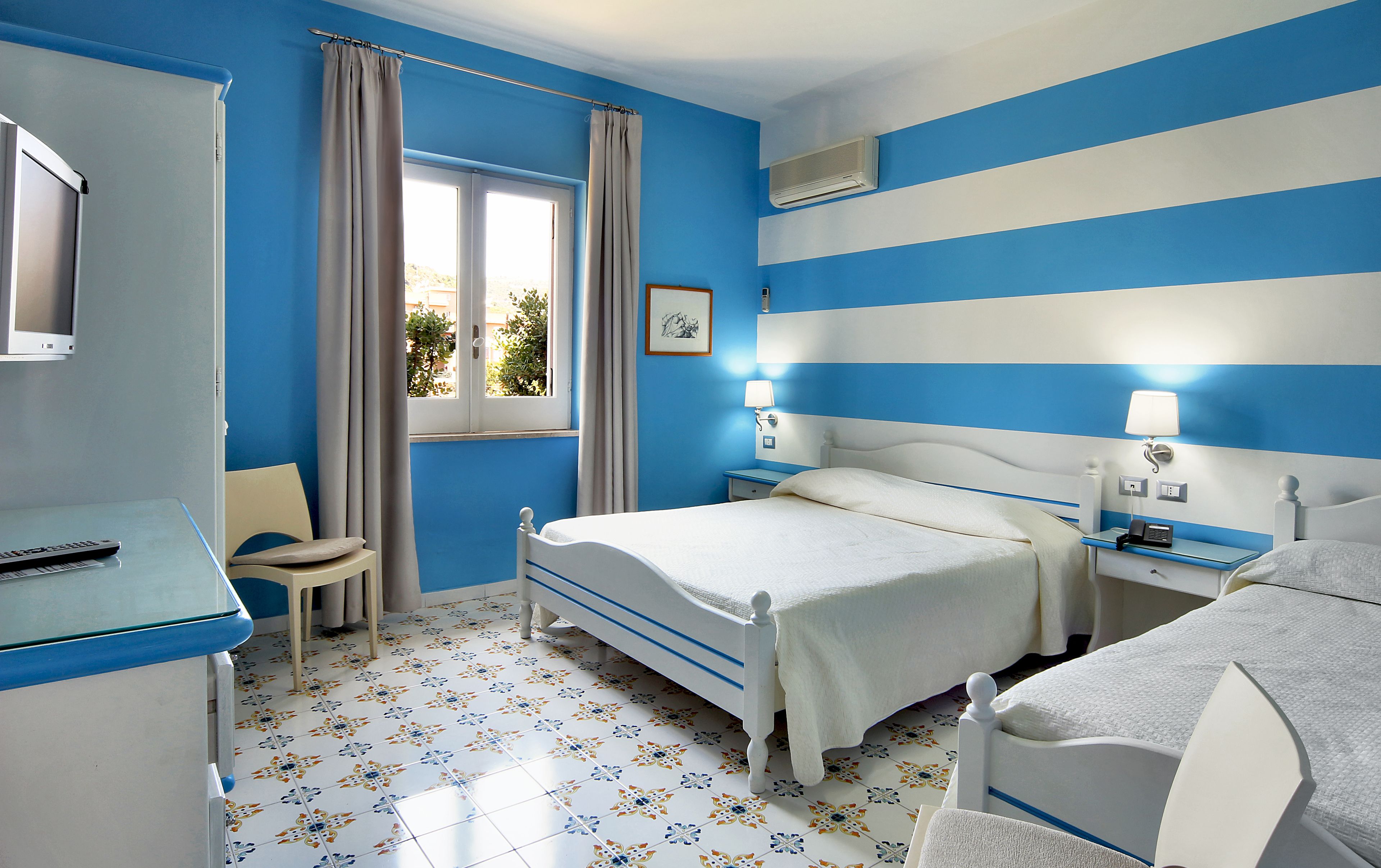 Lägenhet för fem personer | Värdeförvaringsskåp på rummet, unika möbler, skrivbord och barnsängar