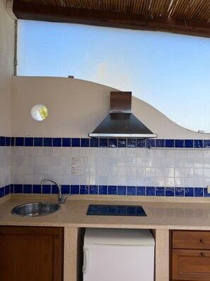 Standard Triple Room | Private kitchen | Fridge - Residence Mendolita (Lipari)