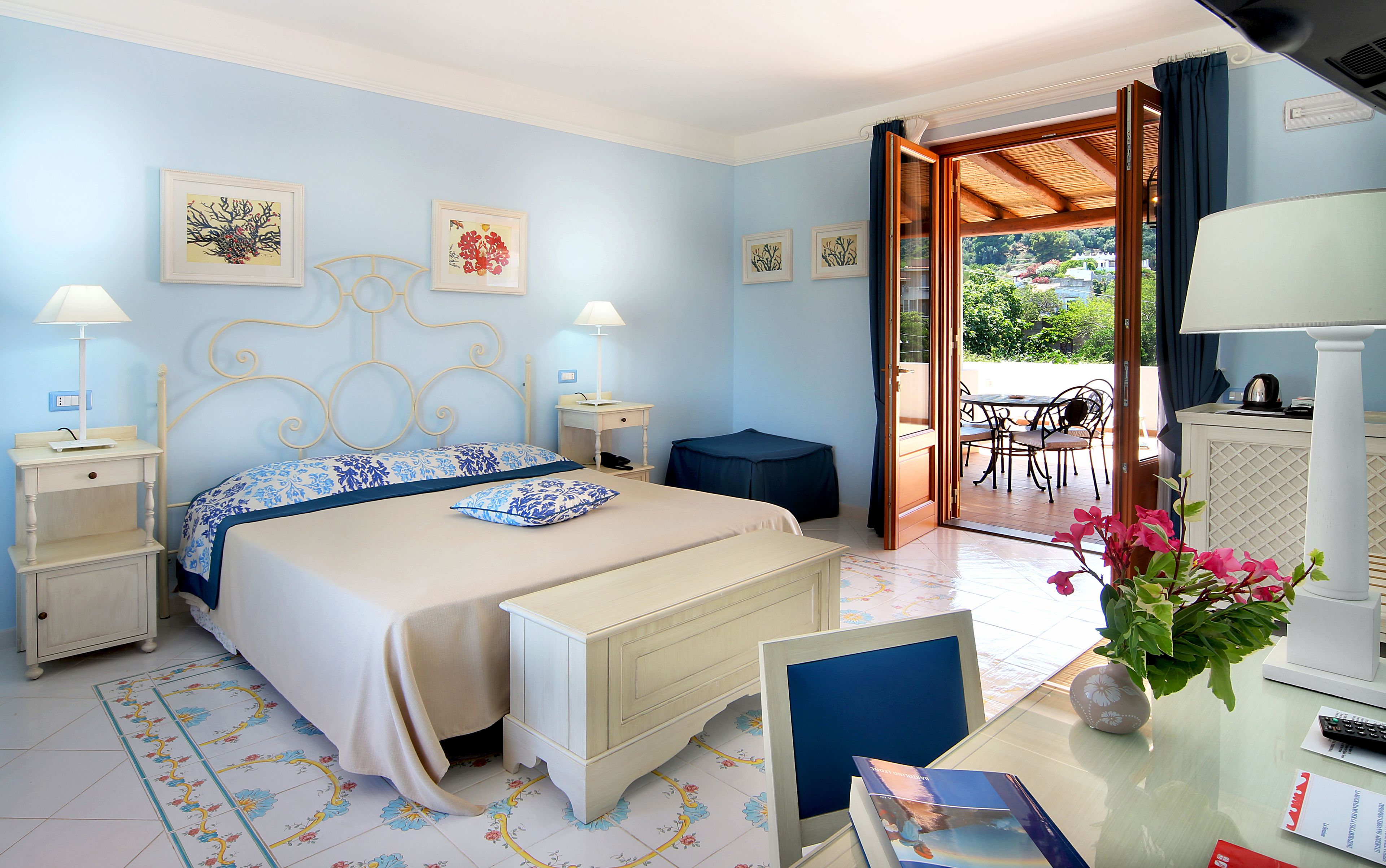 Una cassaforte in camera, con arredamento individuale, una scrivania