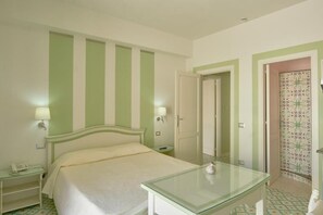 In-room safe, individually furnished, desk, cribs/infant beds - Residence Mendolita (Lipari)