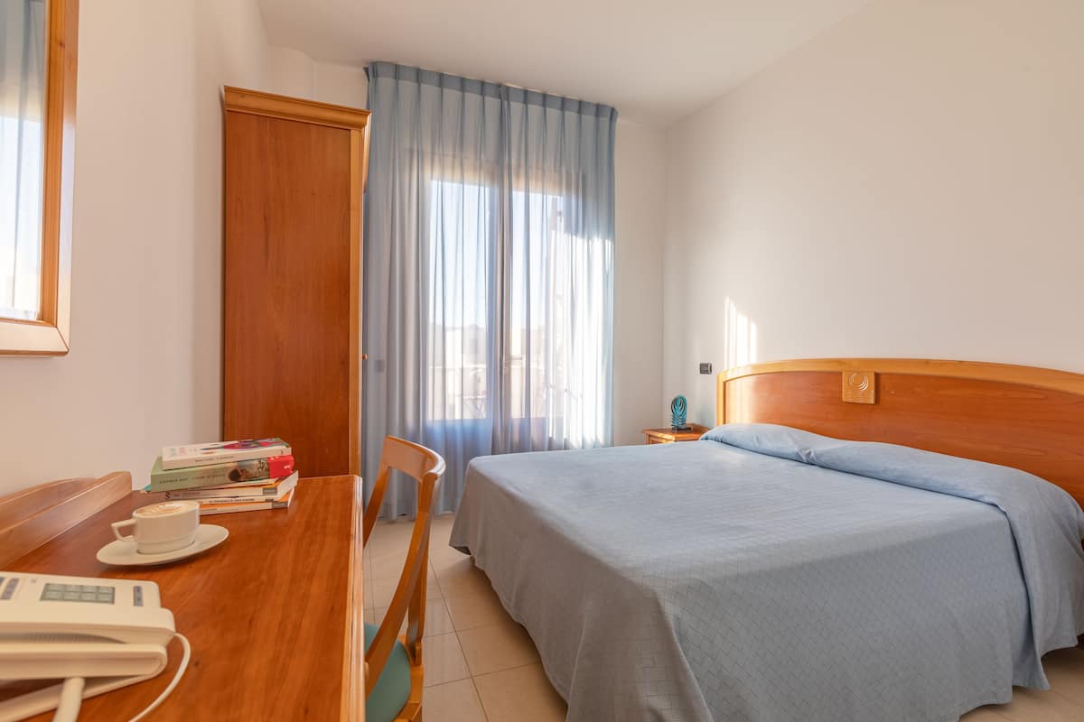 economy double room, 1 double bed, non smoking | frette italian sheets, pillow-top beds, minibar, in-room safe