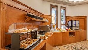 A breakfast buffet with various pastries, fruits, and beverages. - Hotel Sabbia D'Oro (San Vito Lo Capo)