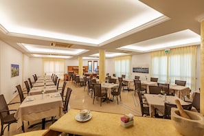 Déjeuner, dßner et souper servis sur place; cuisine de fruits de mer