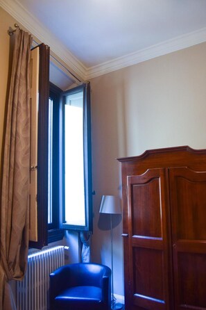 Bureau, rideaux occultants, Wi-Fi gratuit, draps fournis