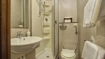 Habitación con 1 cama doble o 2 individuales, baño privado | Escritorio, cortinas opacas, wifi gratis y ropa de cama