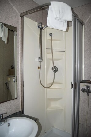 Shower, free toiletries, hair dryer, towels - Soggiorno La Cupola (Florence)