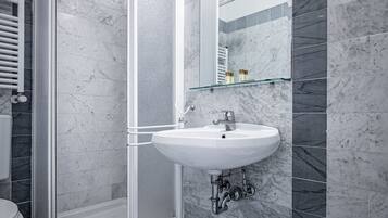 Chambre double | Salle de bain | Douche, articles de toilette (gratuits), séchoir à cheveux, bidet