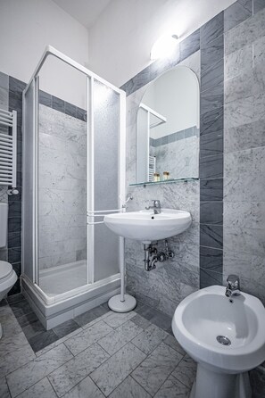 Double Room | Bathroom | Shower, free toiletries, hair dryer, bidet - Bellevue House (Florence)