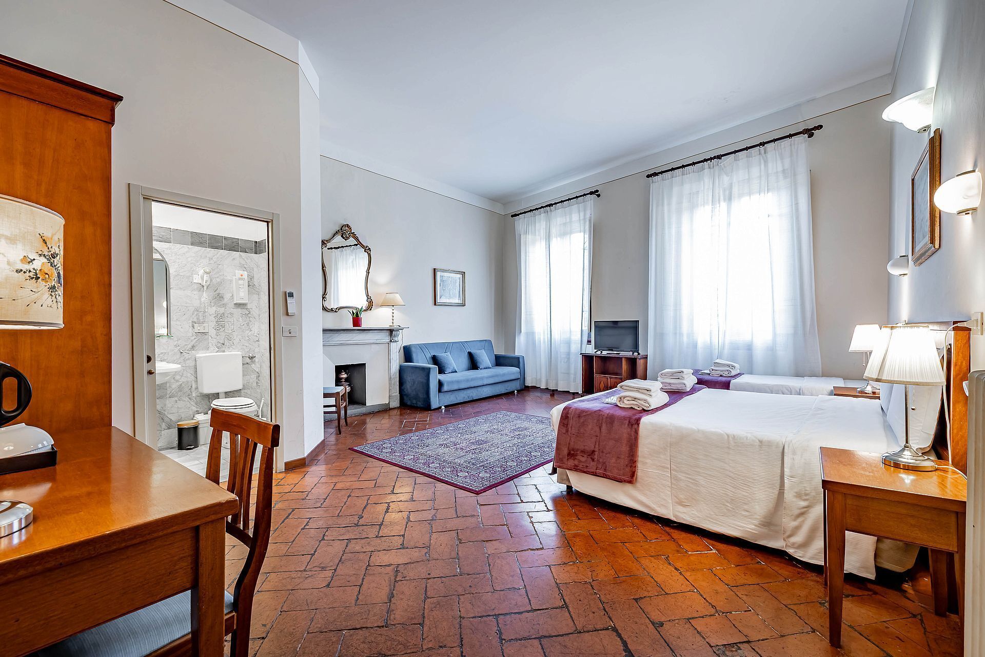 Chambre quadruple | Draps italiens de Frette, literie de qualité, couette en duvet, bureau