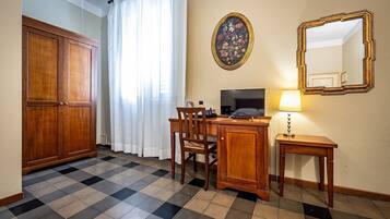 Tweepersoonskamer | Donsdekens, een bureau, geluiddichte muren, babybedden (toeslag)