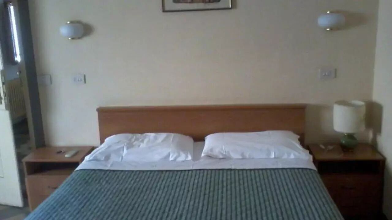 Donsdekens, een bureau, geluiddichte muren, babybedden (toeslag)