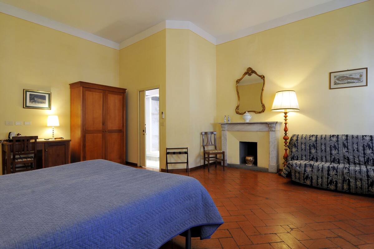 ألحفة محشوة بالريش ومكتب وتجهيزات عازلة للصوت وأسرّة أطفال/رضّع