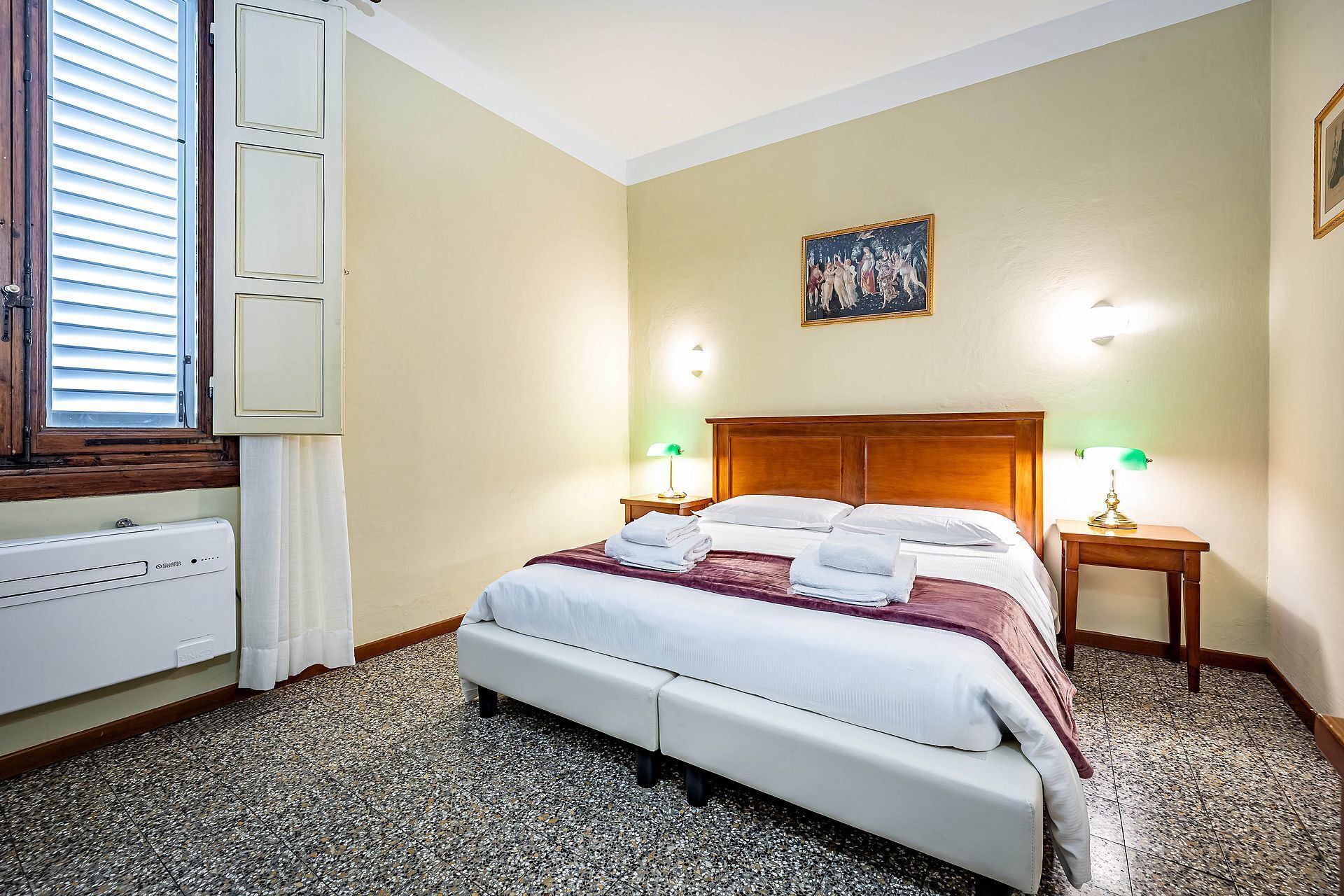 Chambre double | Draps italiens de Frette, literie de qualité, couette en duvet, bureau