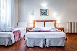 Quadruple Room | Down comforters, desk, soundproofing, cribs/infant beds - Bellevue House (Florence)