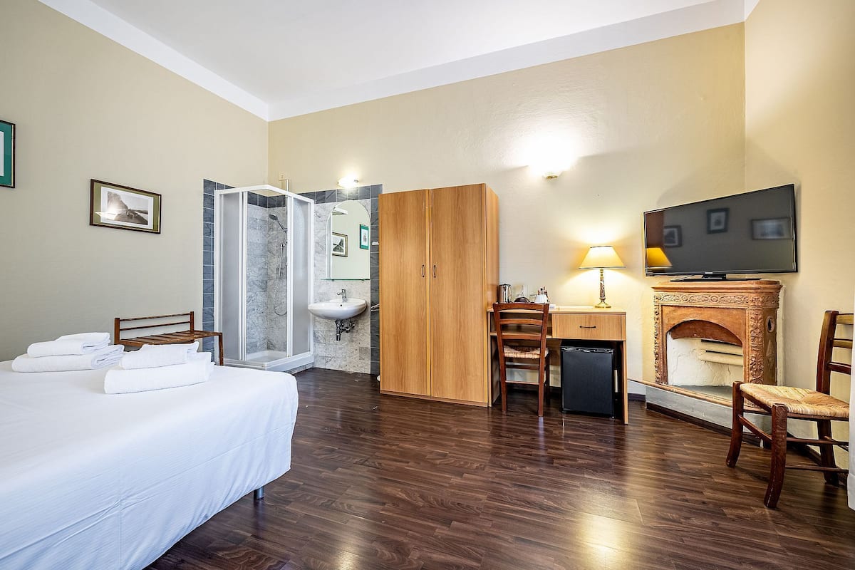 Double Room, Private Bathroom (External) | Frette Italian sheets, premium bedding, down duvets, desk