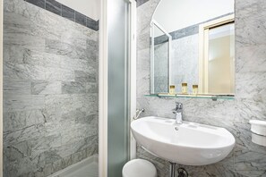 Triple Room | Bathroom | Shower, free toiletries, hair dryer, bidet - Bellevue House (Florence)