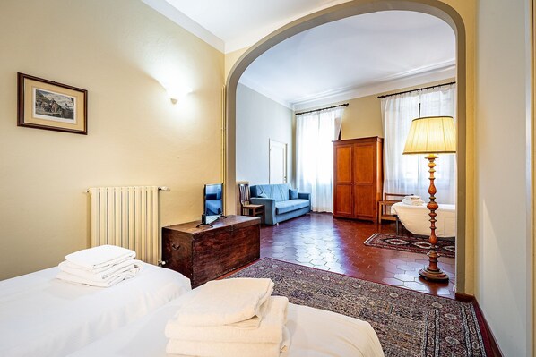 Triple Room | Frette Italian sheets, premium bedding, down comforters, desk - Bellevue House (Florence)