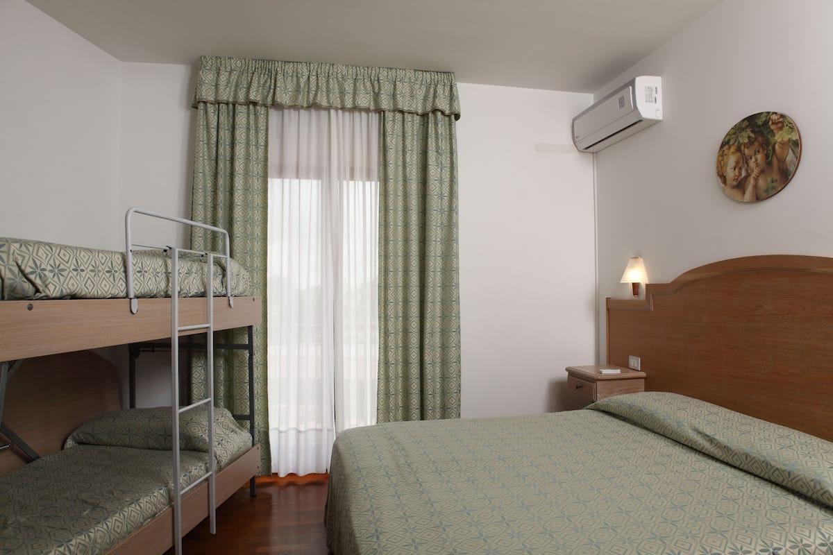 Een kluis op de kamer, gratis babybedden, gratis wifi