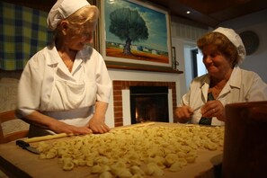 Lunch and dinner served, local cuisine - Hotel Donatello (Alberobello)