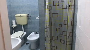 Deep soaking tub, rainfall showerhead, towels, shampoo - Eden Park Hotel (Pulsano)