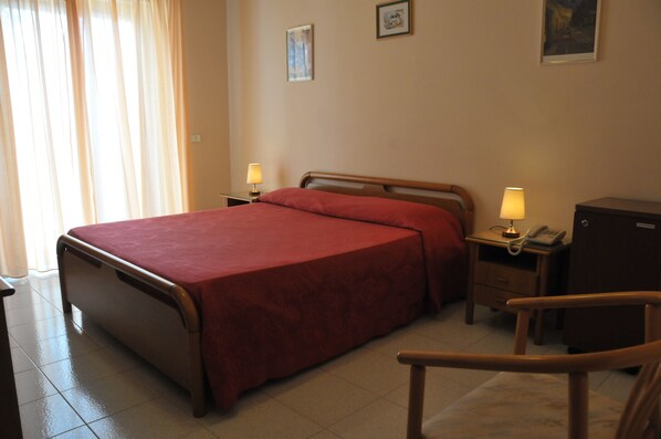 Ropa de cama de alta calidad, camas con pillow-top y minibar 