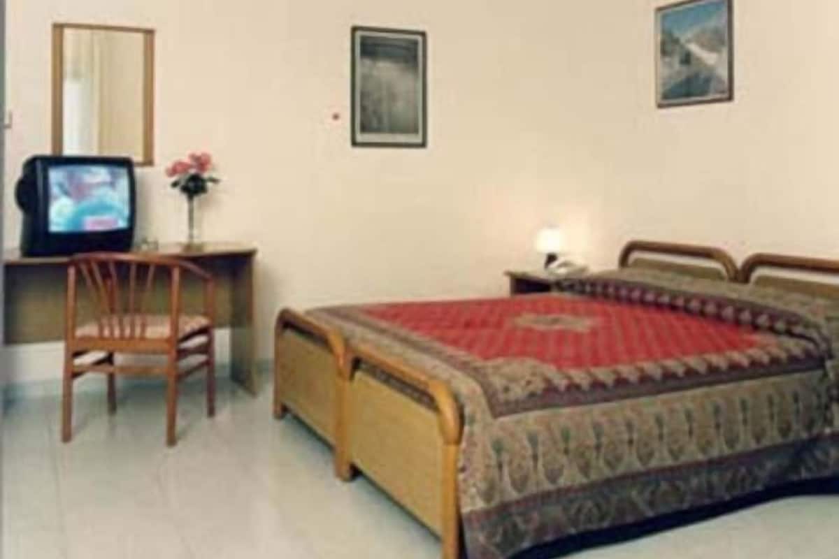 premium bedding, pillow-top beds, minibar, in-room safe