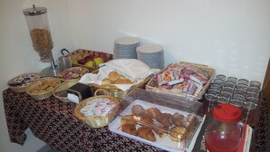 بوفيه فطور مجانًا يوميًا