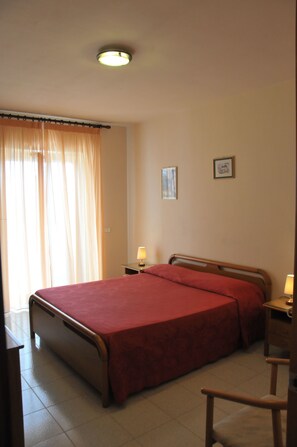 Ropa de cama de alta calidad, camas con pillow-top y minibar 