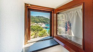 Habitación con vista a la costa, que incluye una playa y un muelle.