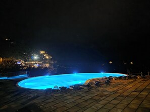 시즌별로 운영되는 야외 수영장