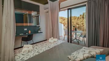 Habitación superior, 1 cama matrimonial, balcón, frente al mar | Escritorio, wifi gratis, ropa de cama y acceso para silla de ruedas