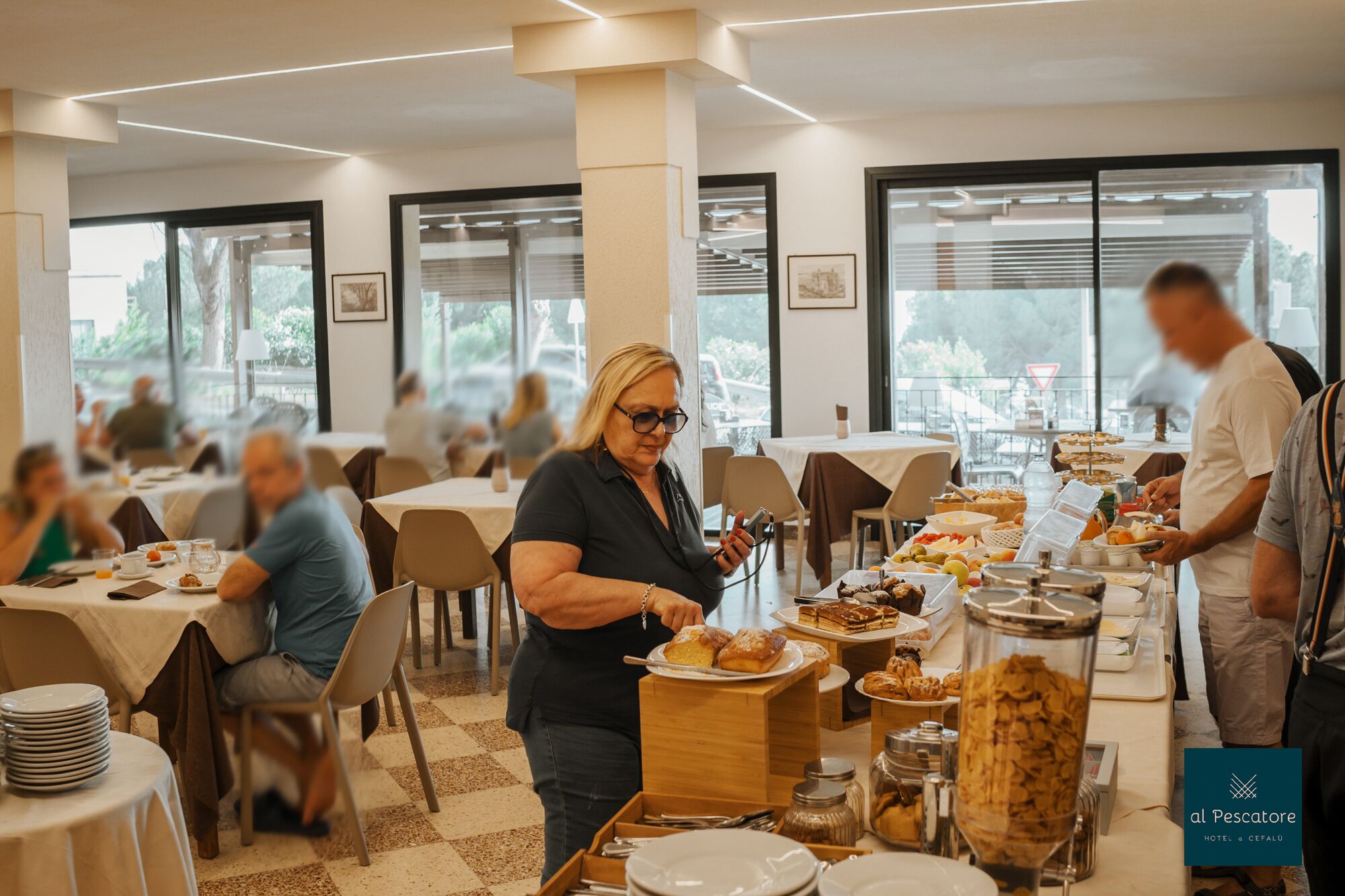 Ein reichhaltiges Buffet mit verschiedenen Speisen und einer Person, die serviert.