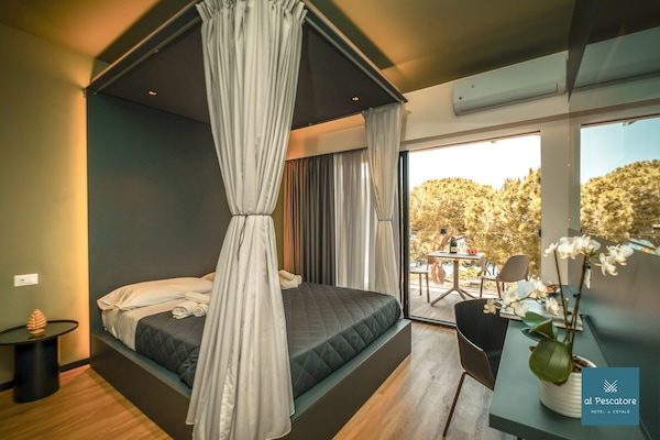 Quarto superior, 1 cama de casal, sacada, de frente para o mar | Escrivaninha, Wi-Fi de cortesia, roupa de cama