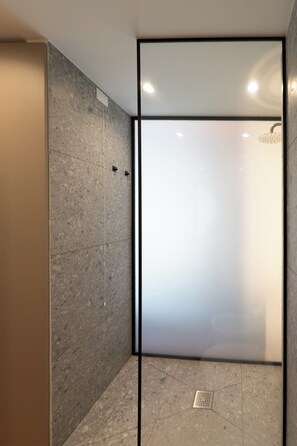 Matrimoniale Deluxe, terrazzo, vista mare | Bathroom | Shower, hair dryer, bidet, towels - Hotel Al Pescatore (Cefalù)