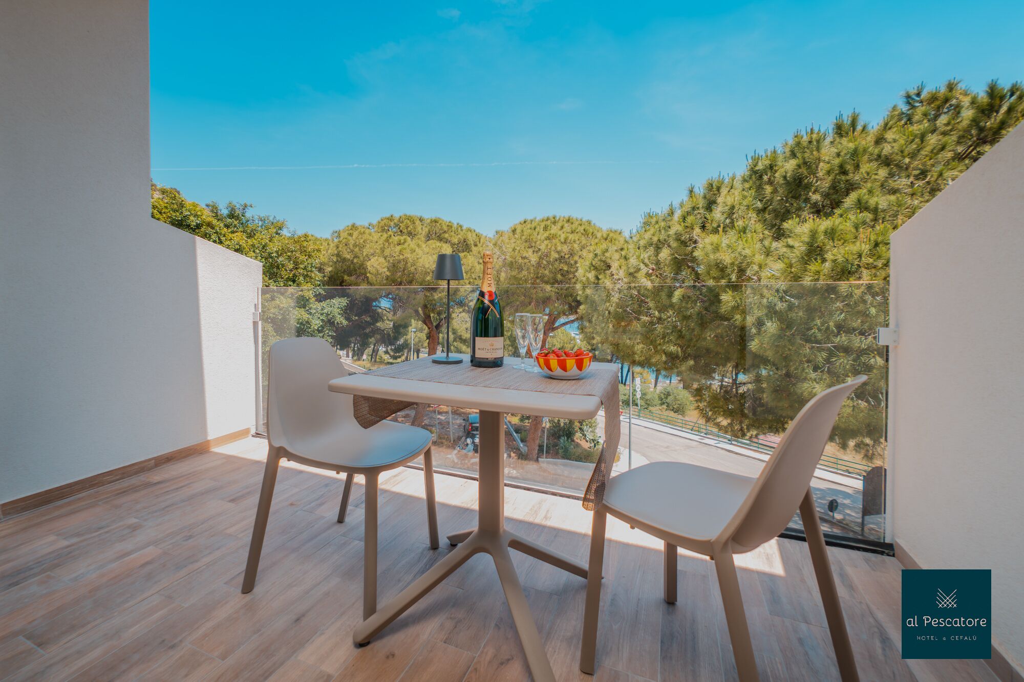 Rom – superior, 1 dobbeltseng, balkong, sjøvendt | Skrivebord, wi-fi (inkludert), sengetøy og rullestolvennlig