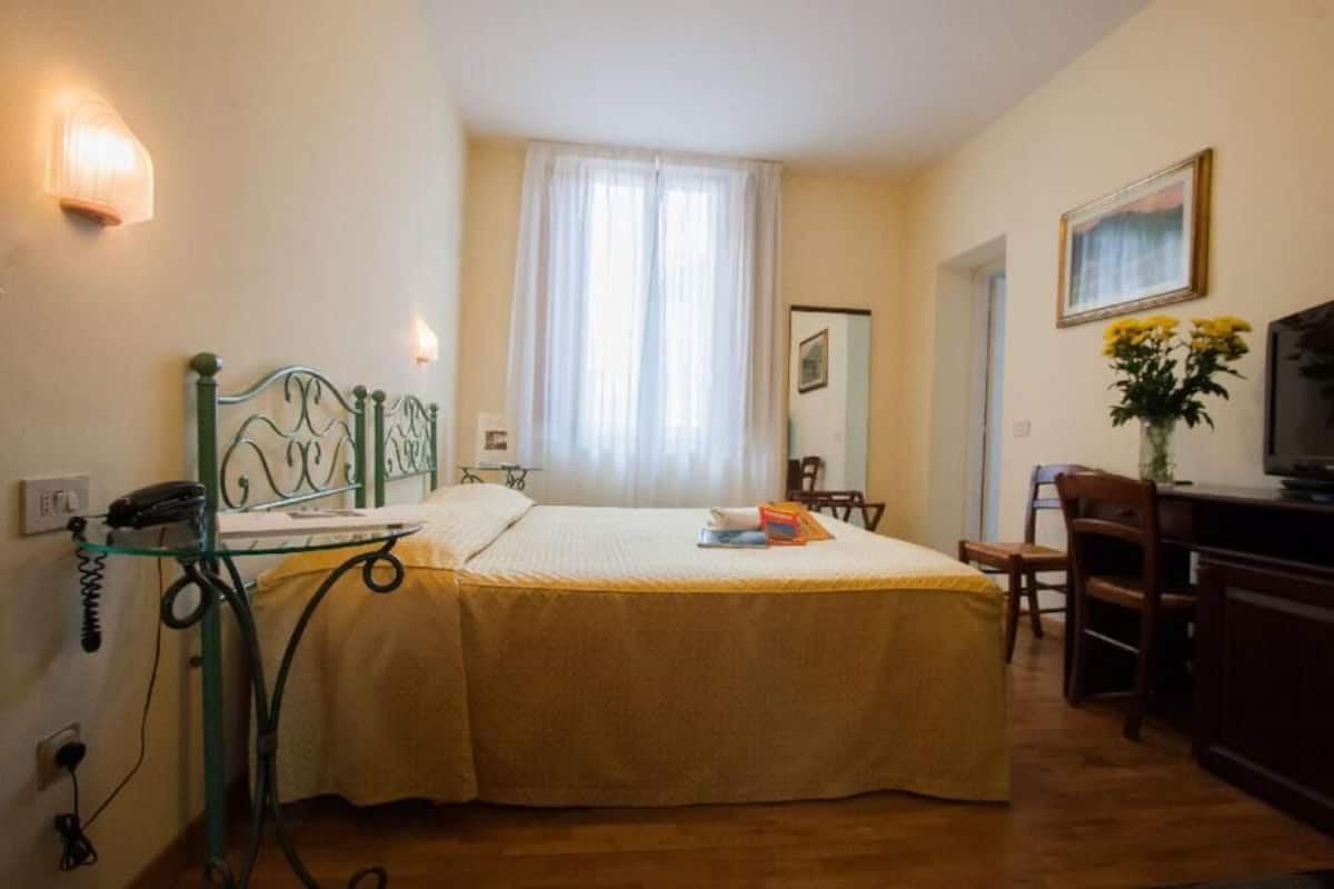 Escritorio, wifi gratis, ropa de cama