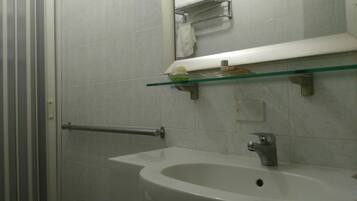 Quadruple Room | Bathroom