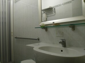 Vierbettzimmer | Badezimmer